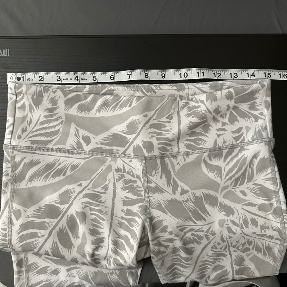 ALO Yoga Goddess Leggings Size Large Gray and White Palm Leaf Print and White - Picture 8 of 9
